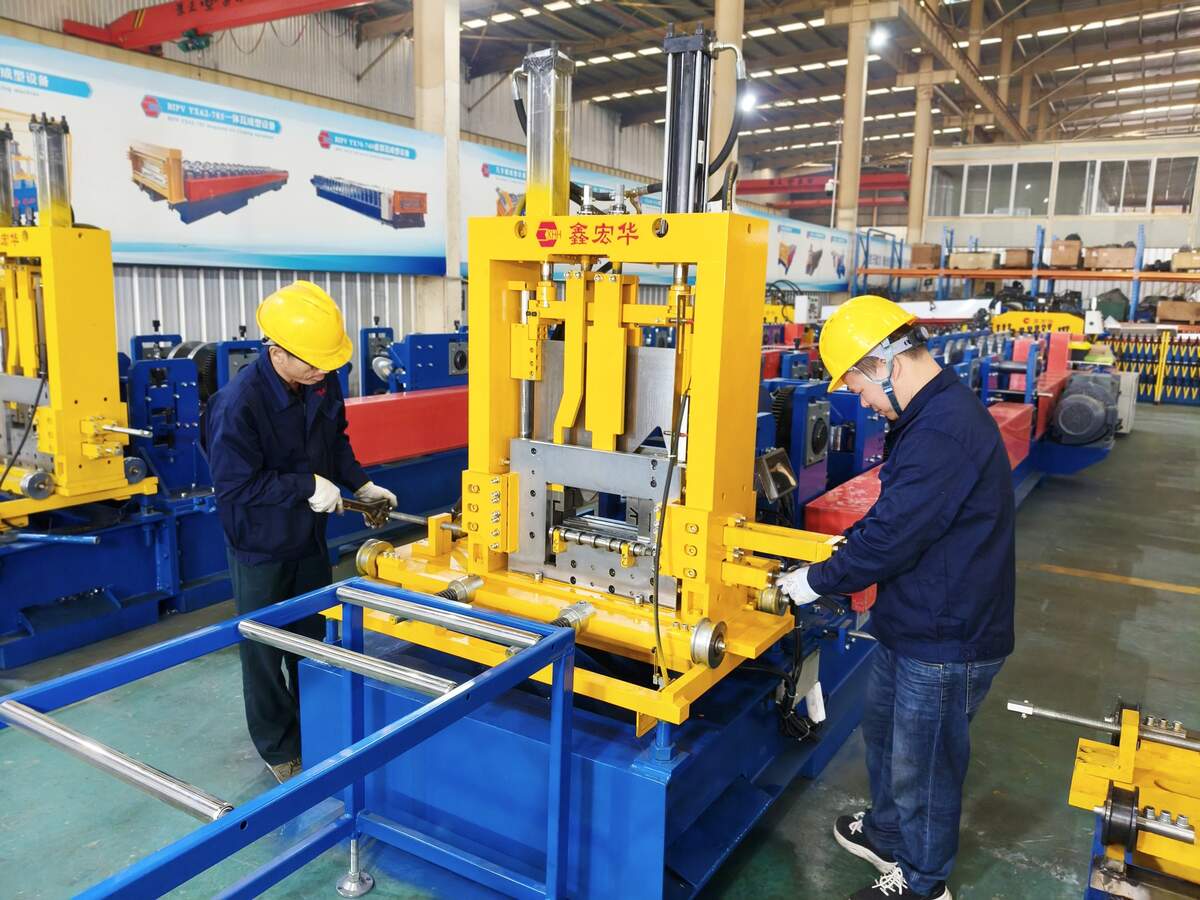 C/Z purlin roll forming machine factory assembly Xinhonghua technicians assembling a C/Z purlin roll forming machine